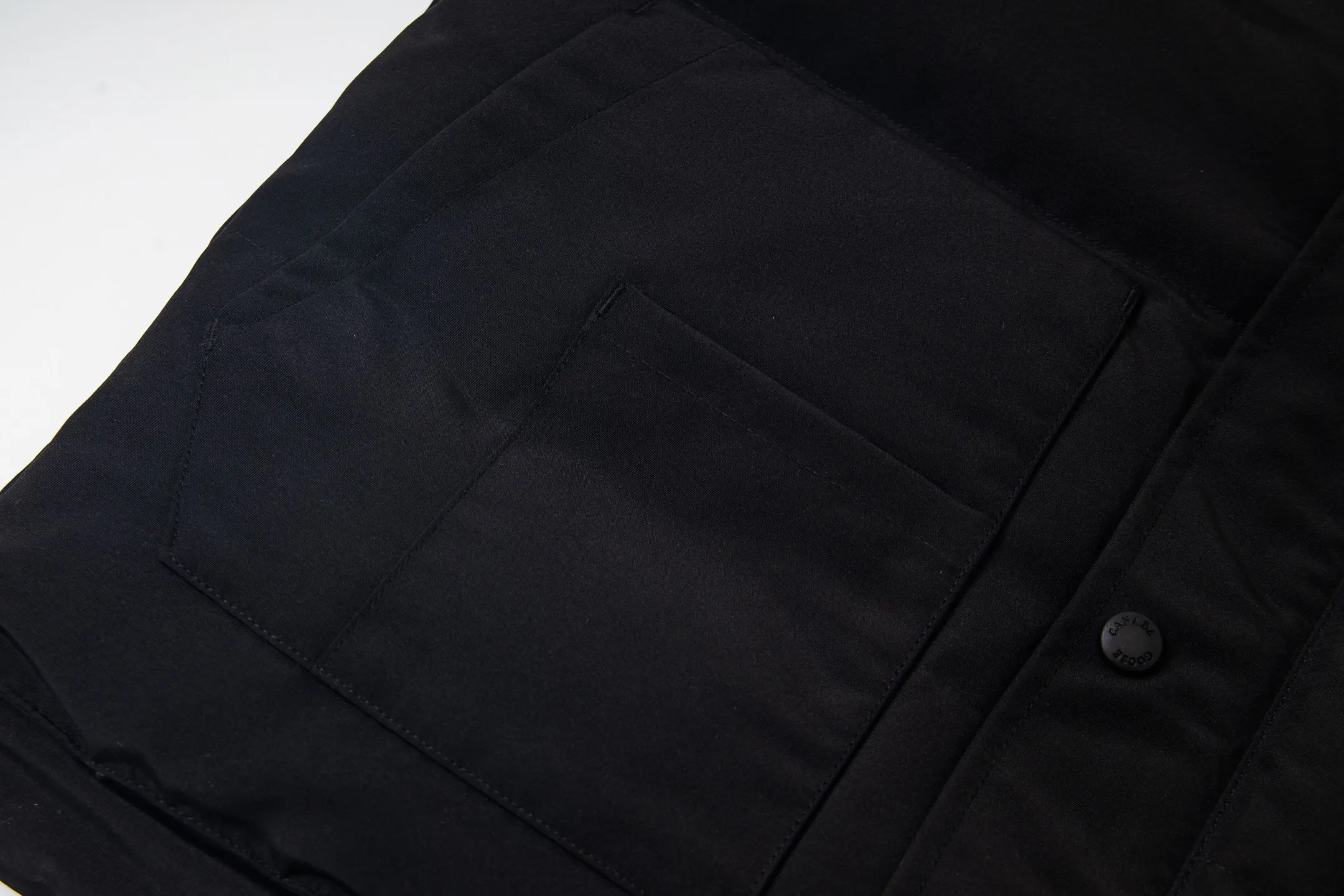 P360 Canada Goose/Canada Goose #Freestyle Crew 4154M Men’s and Women’s Vest Down# ➖ Imported Behringer embroidery machine with customized 10,000-needle embroidery logo! ➖ Imported 21-count polyester-cotton blended original fabric, using Feather-Light 10D waterproof coating fabric, made of 84.5% polyester fiber and 15.5% cotton, 100% the best feel in the entire network! ➖ The genuine official website uses the national standard 80 white duck down, and will never be misled by false claims such as 90 down or goose down! ➖ 100% nylon nylon lining with double double-layer sealing design to prevent velvet from running away. Top-grade polar fleece is used in the collar and pockets to keep warm and comfortable! ➖ Yoshida YKK provides original custom-made electroplated sliders. YKK two-way lockable zippers are tight and smooth and will not peel off paint! ➖ 3M composite original Velcro is durable, and all accessories and hardware are disassembled and customized! ⛔No slander, no exaggeration, no need for too much copywriting, because it is focused, it is professional!  SIZE: XS S M L XL XXL